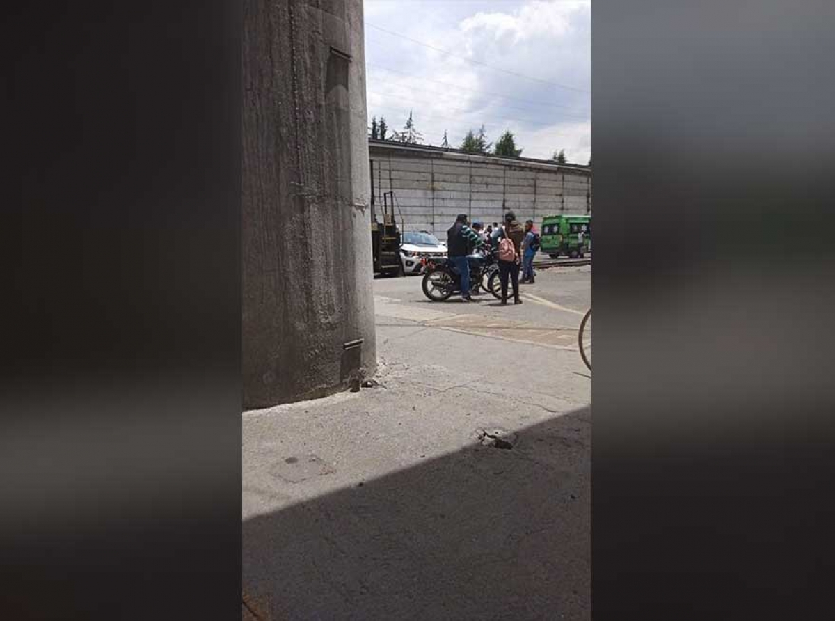 Tren impactó un auto