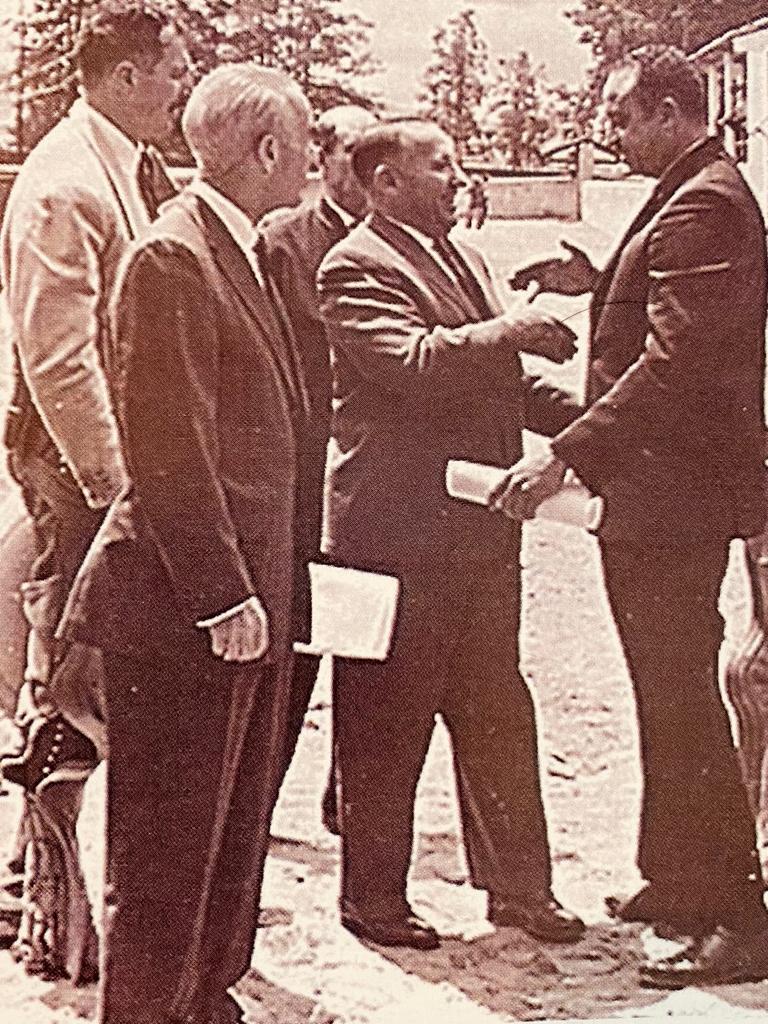Don Juan Fernández Albarrán, gobernador de Estado acompañado de don Nemesio Diez.