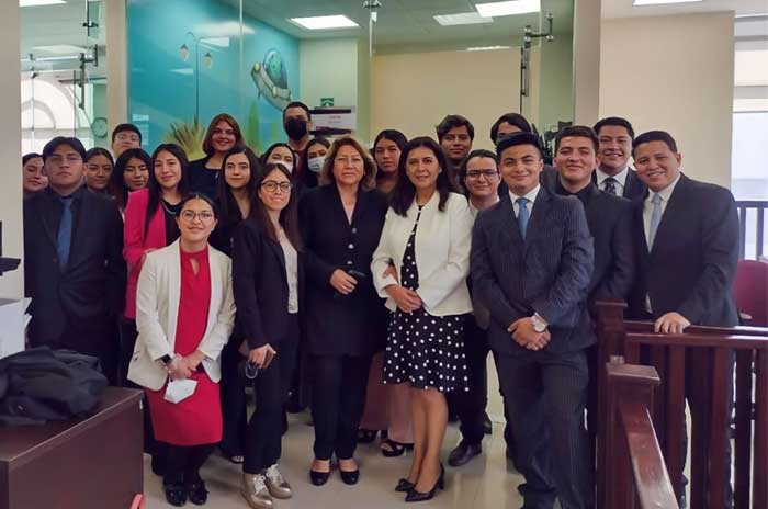 Estudiantes derecho visitan juzgado adopcion
