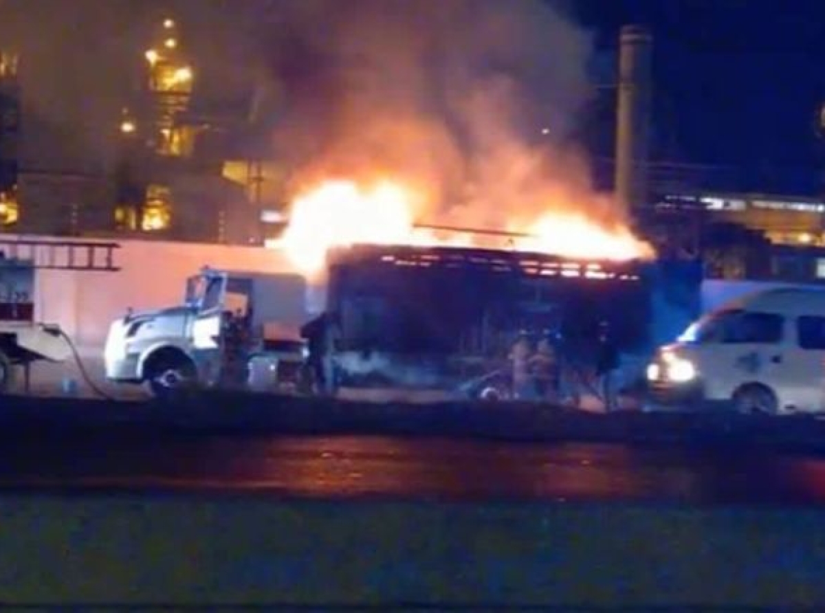 Se incendia camión con frituras