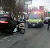 Vuelca camioneta de lujo en avenida Pino Suárez
