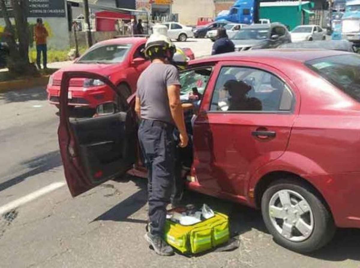 Aparatoso choque deja dos lesionados