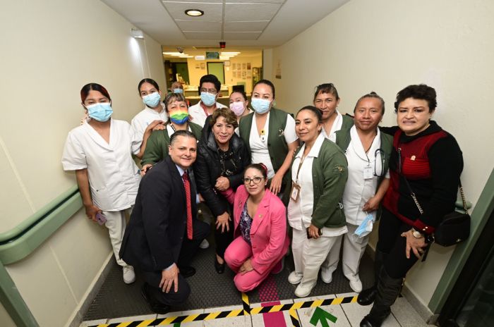 Delifna Álvarez gobernadora con personal médico edoméx