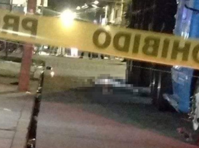 Joven cae durante paseo religioso y lo atropella tráiler