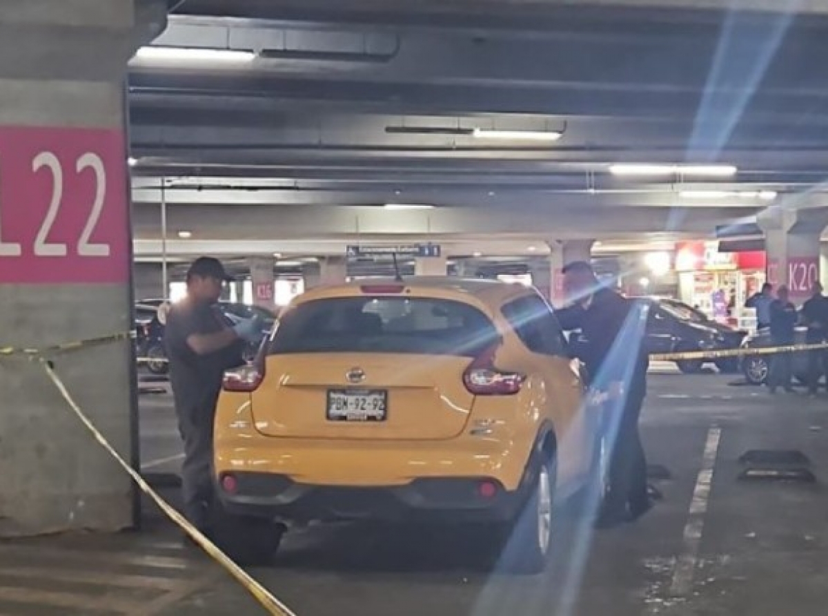 Hallan cadáver dentro de un auto en plaza comercial
