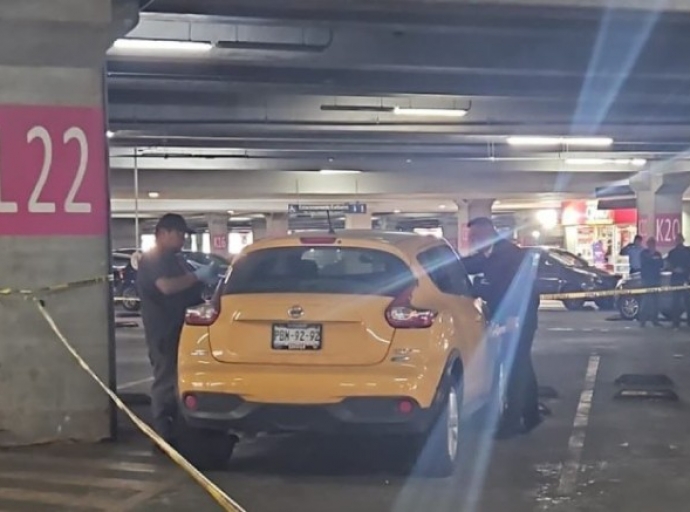 Hallan cadáver dentro de un auto en plaza comercial