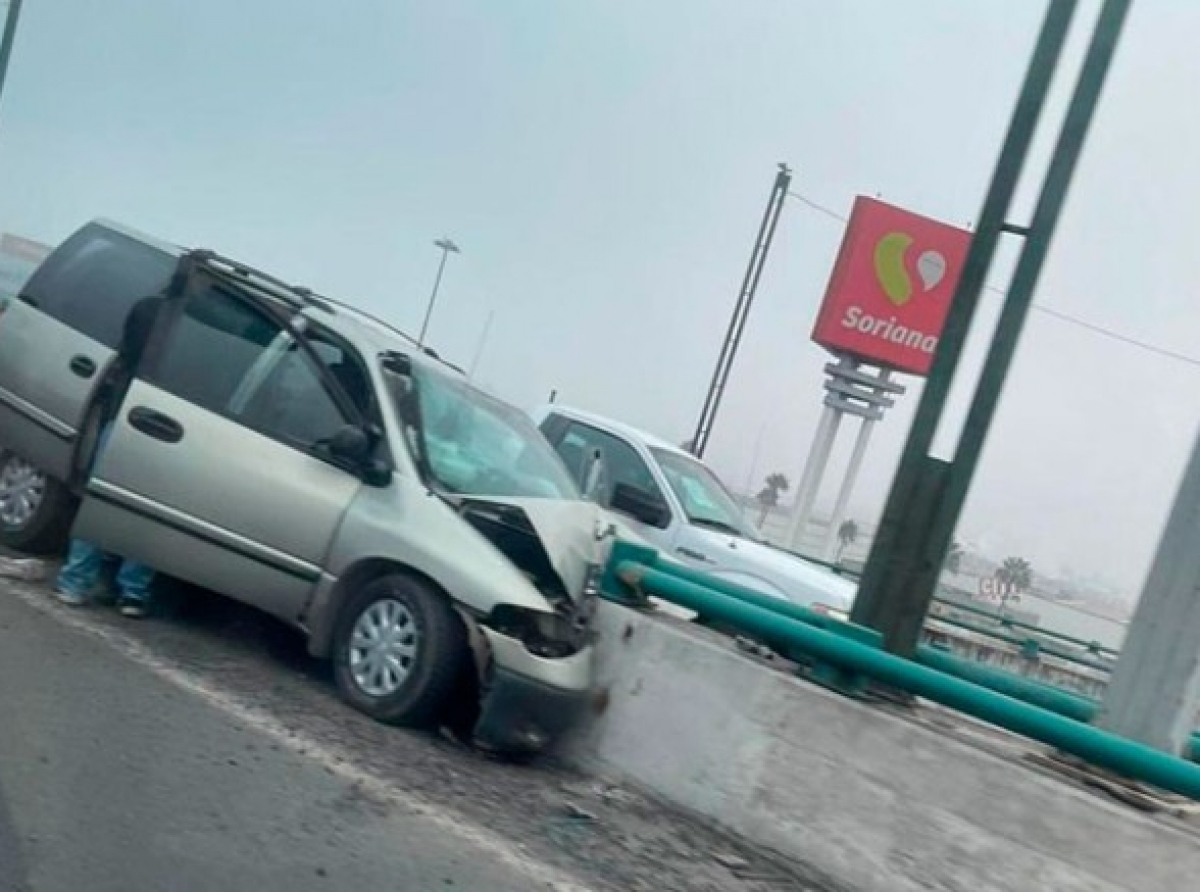 Camioneta se estrella contra muro en Bulevar Aeropuerto