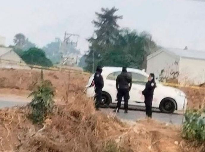Hallan taxi con personas ejecutadas
