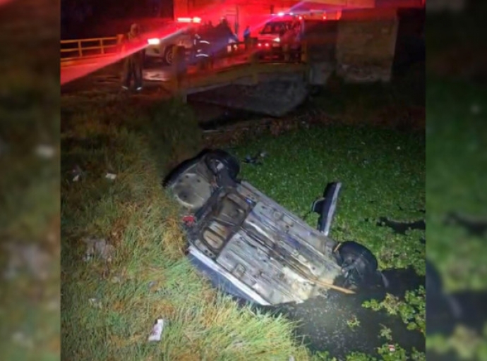 Caen a canal de aguas negras tras conducir ebrios