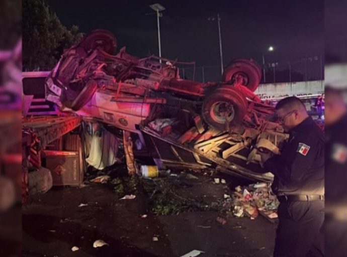 Camión de basura cae de puente 