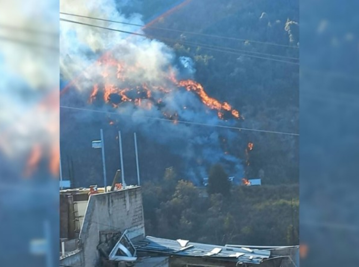 Incendio de camioneta en la autopista México-Toluca