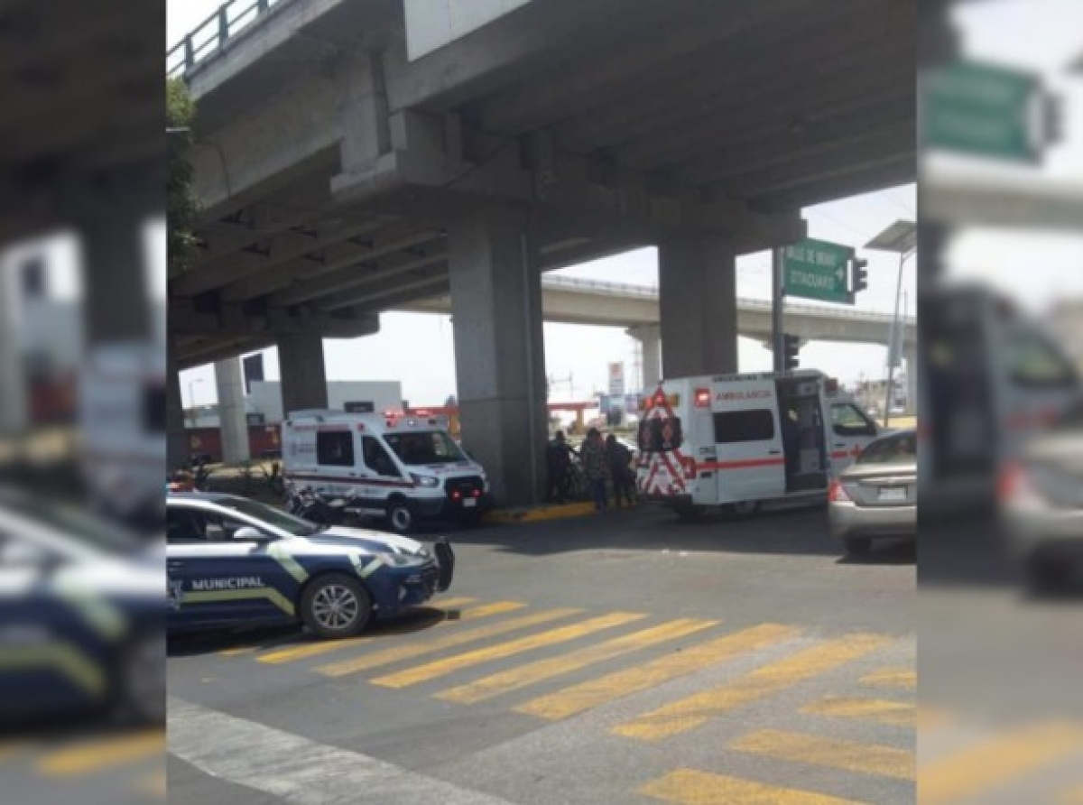 Violento choque deja a motociclista herido