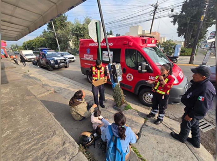 Familia con menores sufre accidente de motocicleta