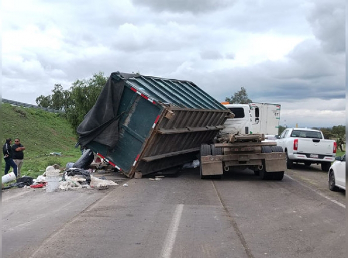 Contenedor de tráiler cae sobre automóvil; hay un lesionado 