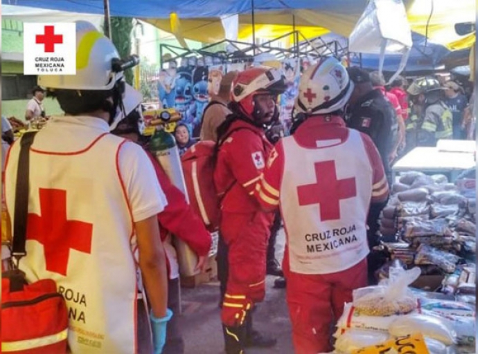 Cruz Roja atiende flamazo por fuga de gas en tianguis