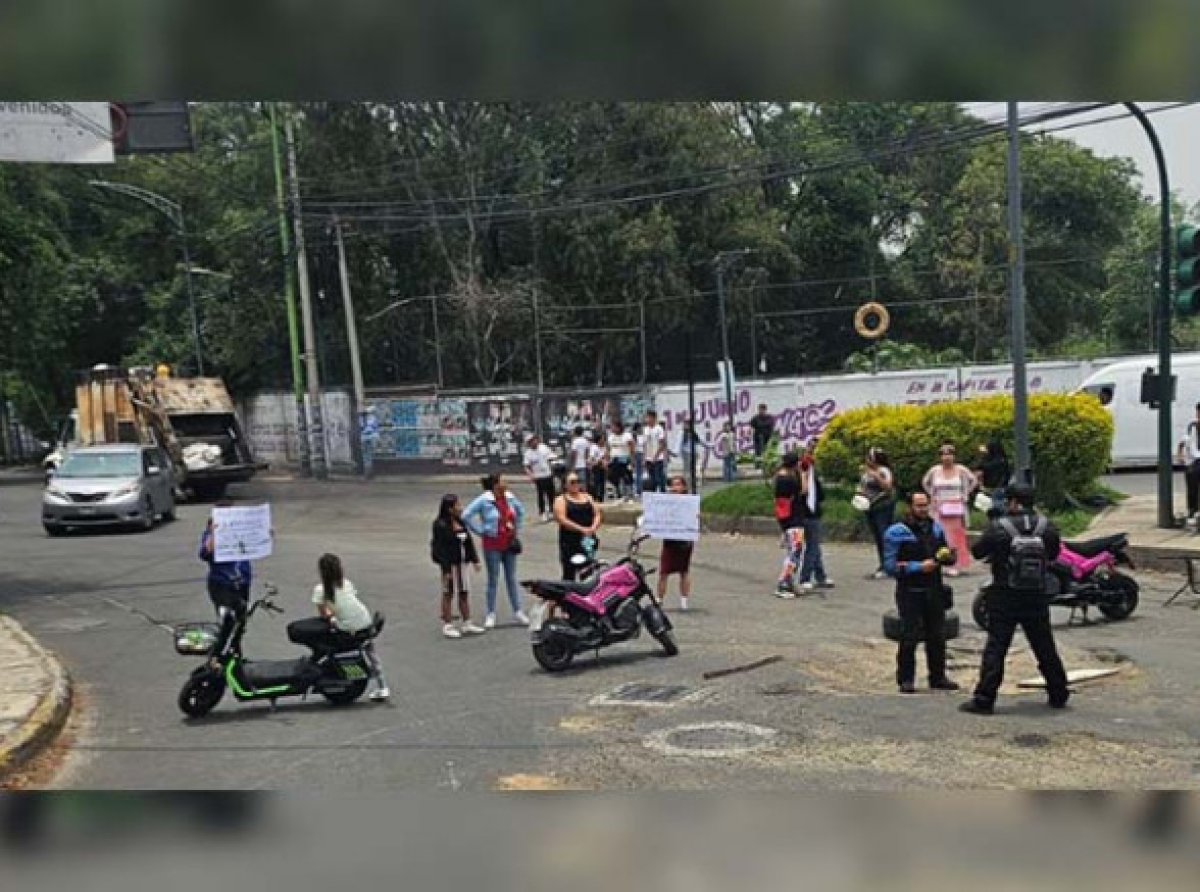 Padres bloquean límites por falta de luz en preescolar