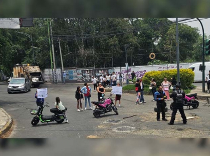 Padres bloquean límites por falta de luz en preescolar