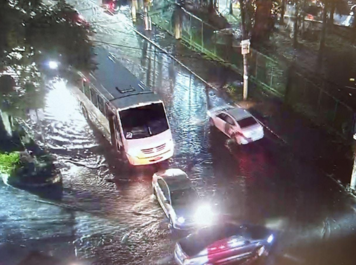 Rescatan a mujer atrapada en su vehículo por inundación