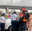 En plena lluvia, policías ayudan a mujer a dar a luz en taxi 