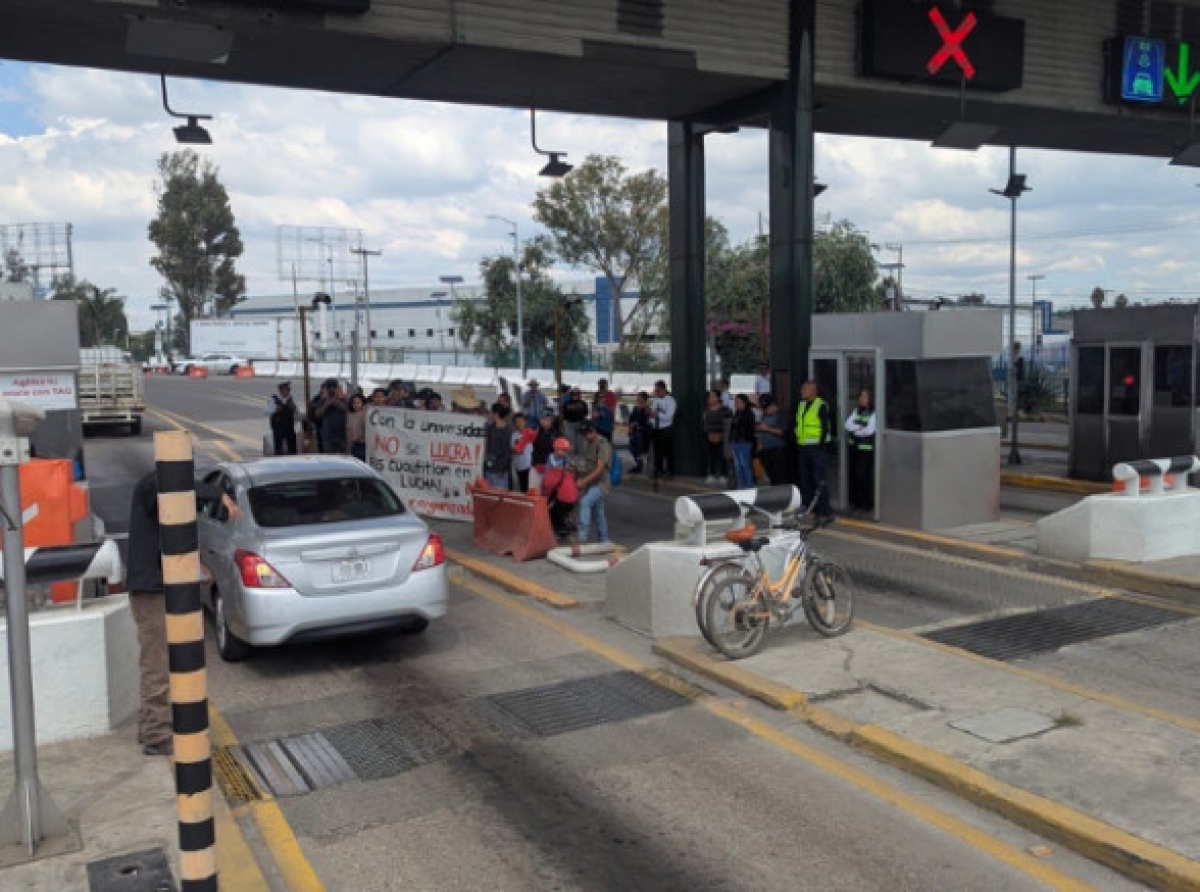 Estudiantes dan paso libre en la caseta