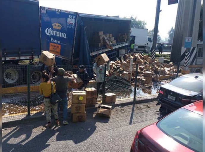 Rapiña tras accidente de tráiler cervecero 