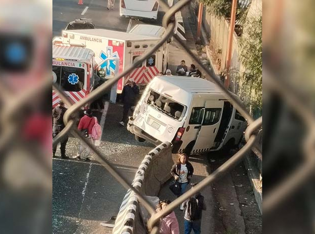 Choque entre unidades de transporte público deja varios heridos