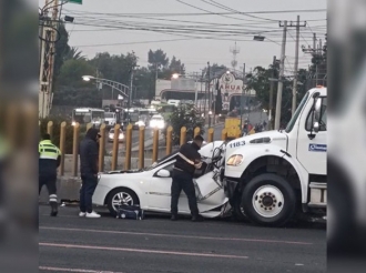 Tráiler embiste auto y mata a conductora en la México-Puebla