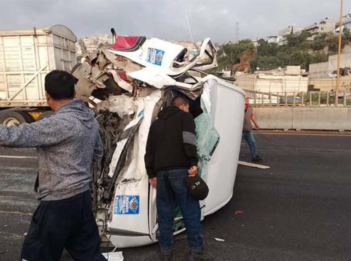 Unidad de transporte público vuelca en la México-Pachuca