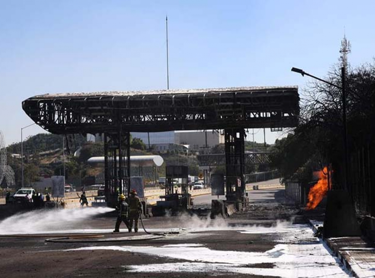 Choque y explosión de pipa; conductor muere calcinado