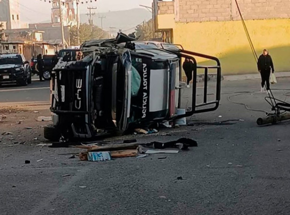 Patrulla vuelca tras crisis nerviosa de una policía en Toluca