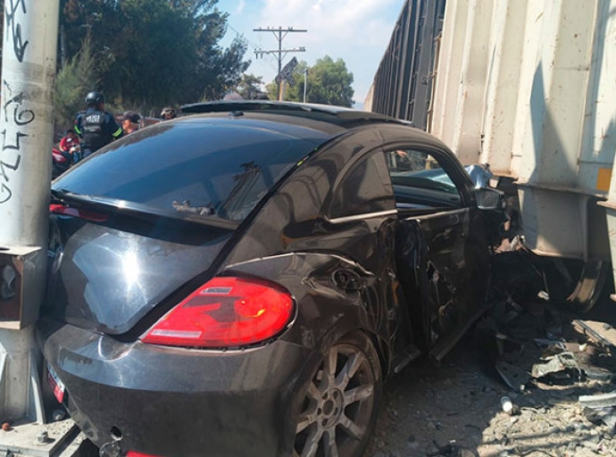 Conductor resulta herido tras choque con ferrocarril