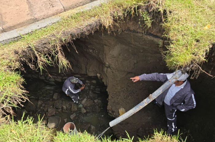 Se abre enorme socavón en Calzada Al Pacifico