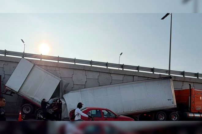 Se parte remolque de tráiler y colapsa la carretera México-Pachuca
