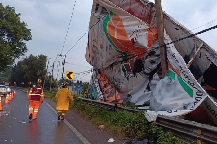 Colapsa espectacular sobre la carretera Toluca–Tenango
