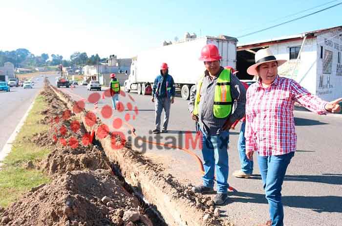 Alcaldesa_María_Luisa_Carmona_supervisa_obras_en_beneficio_de_VillaVictoria_2_1.jpg