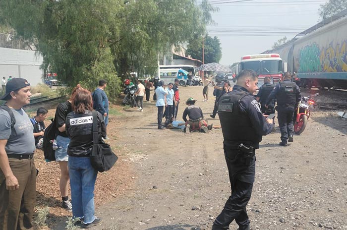 Autobús-trató-de-ganarle-el-paso-al-tren-y-no-lo-logró-en-Tlalnepantla.jpg