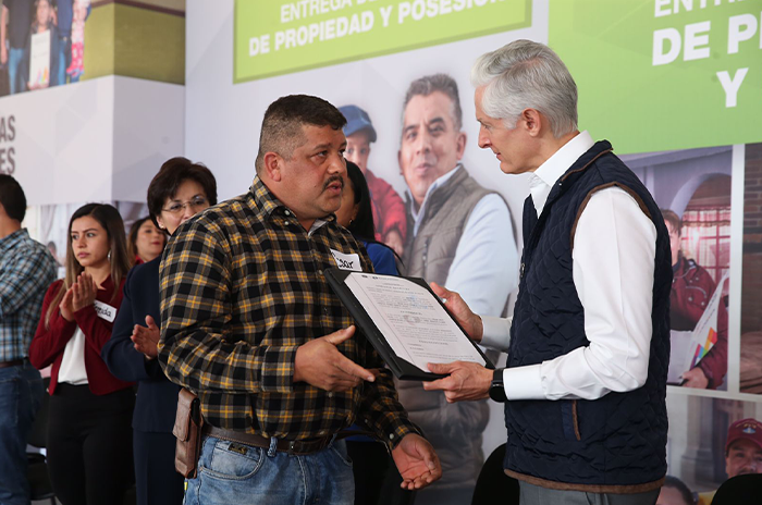 Entrega_Alfredo_Del_Mazo_mil_títulos_de_propiedad_al_sur_del_Edoméx_2.png