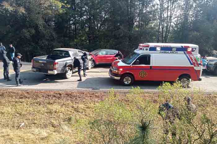 Fuerte_choque_entre_camionetas_deja_lesionados_en_la_carretera_Toluca-Zitacuaro.jpg