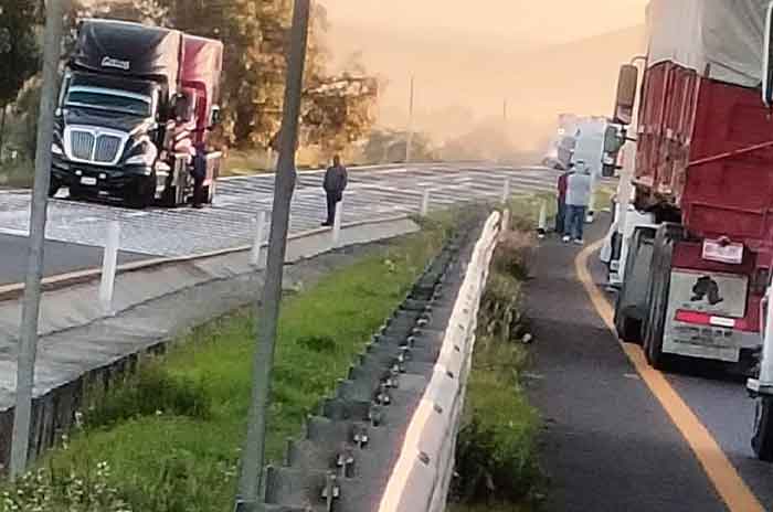 Volcadura_de_tráiler_paraliza_la_México-Tulancingo_3.jpg