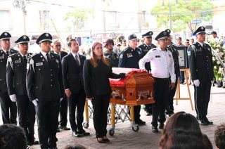 Video: Rinden homenaje póstumo a policía caído en San Mateo Atenco