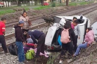 Las víctimas viajaban en un automóvil que quedó a un costado de la vialidad.