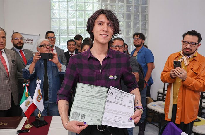 Dani Contreras Fuentes recibió el primer documento de este tipo en la entidad tras la reforma al Código Civil mexiquense aprobada en 2026.