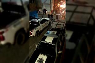 Eran tres sospechosos, uno alcanzó a escapar y a los otros dos les dieron una paliza.