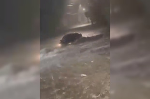 La tormenta desbordó la barranca y arrastró el vehículo