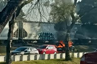 Cuerpos de emergencia resguardaron la zona para prevenir que se impactaran otros vehículos.