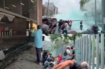 Integrantes de la CNTE ingresaron a las instalaciones de la SEP tras derribar vallas y causar daños materiales durante una jornada de protestas en la Ciudad de México.