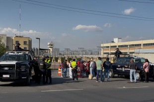 Un grupo de personas mostró su apoyo al detenido por la presunta venta de carne de perro, exigiendo una investigación justa y su liberación tras ser acusado de maltrato animal en Tenango del Valle
