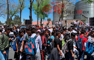 Estudiantes bloquean avenida de Toluca y "ahorcan" el tráfico