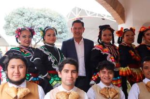 Diego Moreno Valle dio a conocer el programa “Callejón y Arte” durante su visita al Festival de Arte.