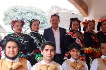 Diego Moreno Valle dio a conocer el programa “Callejón y Arte” durante su visita al Festival de Arte.